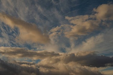 Gökyüzündeki bulutlar. Bulutlarla dolu bir gökyüzünün muhteşem manzarası. Bulutlu bir gökyüzünün derinliği ve üç boyutlu.