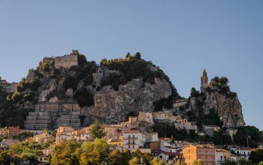 Kasabanın kökeni bilinmemektedir ve Bagnoli 'nin Trigno sularında içen bir dük tarafından kurulduğu çeşitli efsanelere dayanır..