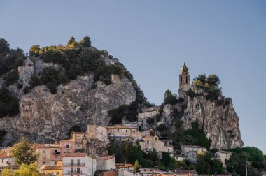 Kasabanın kökeni bilinmemektedir ve Bagnoli 'nin Trigno sularında içen bir dük tarafından kurulduğu çeşitli efsanelere dayanır..