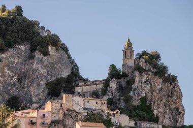 Kasabanın kökeni bilinmemektedir ve Bagnoli 'nin Trigno sularında içen bir dük tarafından kurulduğu çeşitli efsanelere dayanır..
