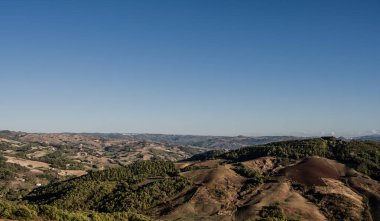 Molise, Adriyatik Denizi kıyısında uzanan bir İtalyan dağlık bölgesidir. Apennine Dağları 'ndaki Abruzzo Milli Parkı' nın zengin bir kısmını kapsıyor..