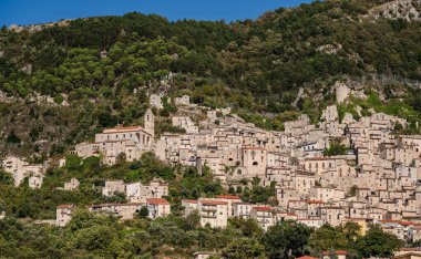 Pesche, Molise 'in Isernia eyaletindeki köy, San Marco Dağı' nın dik yamaçları boyunca tünemişti. Dağın yeşilliğine ve taşların grisine karşı beyaz bir nokta..