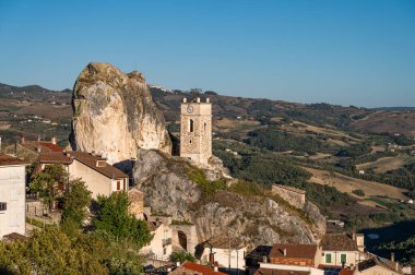 Bu isim büyük bir kireçtaşı oluşumu olan 