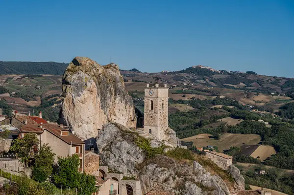 Bu isim büyük bir kireçtaşı oluşumu olan 