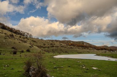 Mainarde sıradağları Molise ve Lazio arasındaki sınır boyunca uzanır ve Molise topraklarında yaygındır. Bu çok kayalık doğal bir bariyer ve engebeli bir görünüm.