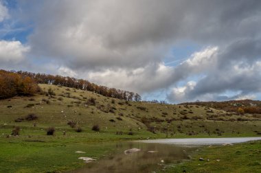Mainarde sıradağları Molise ve Lazio arasındaki sınır boyunca uzanır ve Molise topraklarında yaygındır. Bu çok kayalık doğal bir bariyer ve engebeli bir görünüm.