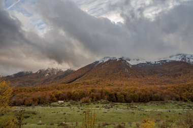 Mainarde sıradağları Molise ve Lazio arasındaki sınır boyunca uzanır ve Molise topraklarında yaygındır. Bu çok kayalık doğal bir bariyer ve engebeli bir görünüm.