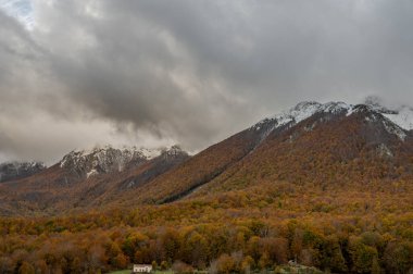Mainarde sıradağları Molise ve Lazio arasındaki sınır boyunca uzanır ve Molise topraklarında yaygındır. Bu çok kayalık doğal bir bariyer ve engebeli bir görünüm.