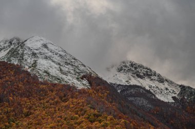 Mainarde sıradağları Molise ve Lazio arasındaki sınır boyunca uzanır ve Molise topraklarında yaygındır. Bu çok kayalık doğal bir bariyer ve engebeli bir görünüm.