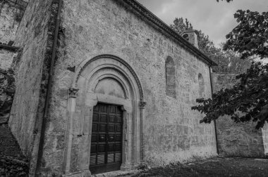 Benedikt mimarisinin 13. ve 14. yüzyıllar arasında bir manastır tarafından çevrelenmiş olan Sığınak çok önemli bir dini öneme sahip bir kompleksi temsil etmektedir..