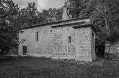 Benedikt mimarisinin 13. ve 14. yüzyıllar arasında bir manastır tarafından çevrelenmiş olan Sığınak çok önemli bir dini öneme sahip bir kompleksi temsil etmektedir..