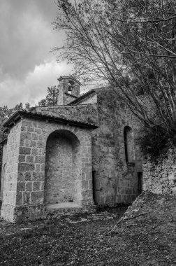 Benedikt mimarisinin 13. ve 14. yüzyıllar arasında bir manastır tarafından çevrelenmiş olan Sığınak çok önemli bir dini öneme sahip bir kompleksi temsil etmektedir..