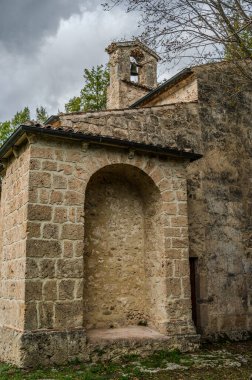 Benedikt mimarisinin 13. ve 14. yüzyıllar arasında bir manastır tarafından çevrelenmiş olan Sığınak çok önemli bir dini öneme sahip bir kompleksi temsil etmektedir..