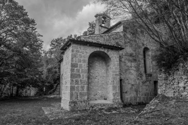 Benedikt mimarisinin 13. ve 14. yüzyıllar arasında bir manastır tarafından çevrelenmiş olan Sığınak çok önemli bir dini öneme sahip bir kompleksi temsil etmektedir..