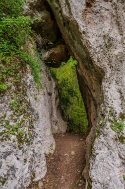 Benedikt mimarisinin 13. ve 14. yüzyıllar arasında bir manastır tarafından çevrelenmiş olan Sığınak çok önemli bir dini öneme sahip bir kompleksi temsil etmektedir..