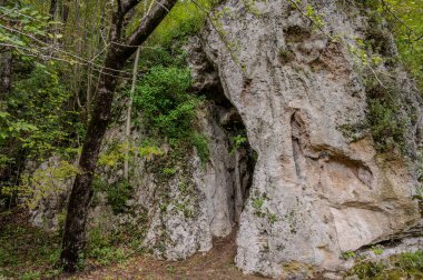 Benedikt mimarisinin 13. ve 14. yüzyıllar arasında bir manastır tarafından çevrelenmiş olan Sığınak çok önemli bir dini öneme sahip bir kompleksi temsil etmektedir..