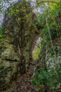 Benedikt mimarisinin 13. ve 14. yüzyıllar arasında bir manastır tarafından çevrelenmiş olan Sığınak çok önemli bir dini öneme sahip bir kompleksi temsil etmektedir..