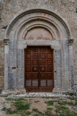 Benedikt mimarisinin 13. ve 14. yüzyıllar arasında bir manastır tarafından çevrelenmiş olan Sığınak çok önemli bir dini öneme sahip bir kompleksi temsil etmektedir..