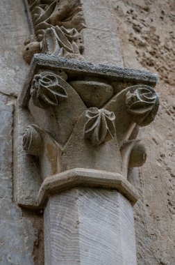 Benedikt mimarisinin 13. ve 14. yüzyıllar arasında bir manastır tarafından çevrelenmiş olan Sığınak çok önemli bir dini öneme sahip bir kompleksi temsil etmektedir..