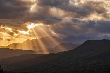 Molise, Adriyatik Denizi kıyısında uzanan bir İtalyan dağlık bölgesidir. Apennine Dağları 'ndaki Abruzzo Milli Parkı' nın zengin bir kısmını kapsıyor..