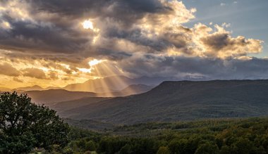 Molise, Adriyatik Denizi kıyısında uzanan bir İtalyan dağlık bölgesidir. Apennine Dağları 'ndaki Abruzzo Milli Parkı' nın zengin bir kısmını kapsıyor..