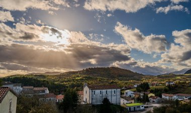 Molise, Adriyatik Denizi kıyısında uzanan bir İtalyan dağlık bölgesidir. Apennine Dağları 'ndaki Abruzzo Milli Parkı' nın zengin bir kısmını kapsıyor..