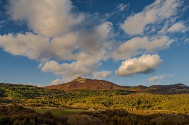 Molise, Adriyatik Denizi kıyısında uzanan bir İtalyan dağlık bölgesidir. Apennine Dağları 'ndaki Abruzzo Milli Parkı' nın zengin bir kısmını kapsıyor..