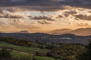 Molise, Adriyatik Denizi kıyısında uzanan bir İtalyan dağlık bölgesidir. Apennine Dağları 'ndaki Abruzzo Milli Parkı' nın zengin bir kısmını kapsıyor..