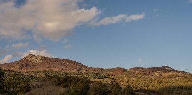 Molise, Adriyatik Denizi kıyısında uzanan bir İtalyan dağlık bölgesidir. Apennine Dağları 'ndaki Abruzzo Milli Parkı' nın zengin bir kısmını kapsıyor..