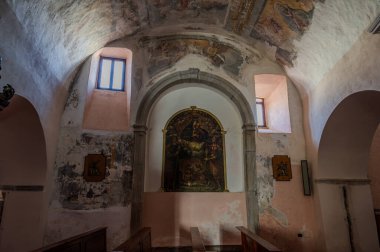 S. Nicola di Bari Kilisesi, kasabanın üst kısımlarına bakan silindirik şatonun antik şapelidir. Şu anki kilise 15. yüzyıla dayanıyor..