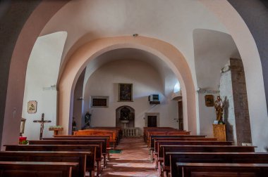 S. Nicola di Bari Kilisesi, kasabanın üst kısımlarına bakan silindirik şatonun antik şapelidir. Şu anki kilise 15. yüzyıla dayanıyor..