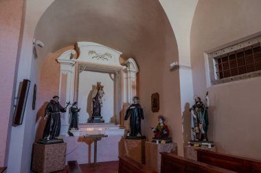S. Nicola di Bari Kilisesi, kasabanın üst kısımlarına bakan silindirik şatonun antik şapelidir. Şu anki kilise 15. yüzyıla dayanıyor..