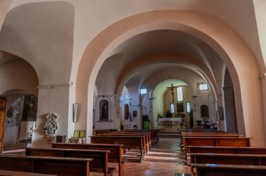 S. Nicola di Bari Kilisesi, kasabanın üst kısımlarına bakan silindirik şatonun antik şapelidir. Şu anki kilise 15. yüzyıla dayanıyor..