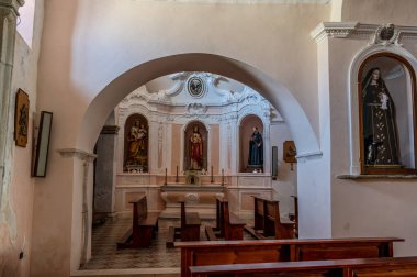 S. Nicola di Bari Kilisesi, kasabanın üst kısımlarına bakan silindirik şatonun antik şapelidir. Şu anki kilise 15. yüzyıla dayanıyor..