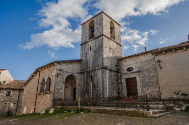 S. Nicola di Bari Kilisesi, kasabanın üst kısımlarına bakan silindirik şatonun antik şapelidir. Şu anki kilise 15. yüzyıla dayanıyor..