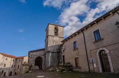 S. Nicola di Bari Kilisesi, kasabanın üst kısımlarına bakan silindirik şatonun antik şapelidir. Şu anki kilise 15. yüzyıla dayanıyor..