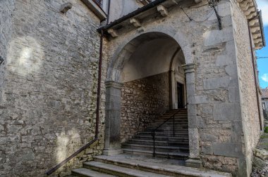 S. Nicola di Bari Kilisesi, kasabanın üst kısımlarına bakan silindirik şatonun antik şapelidir. Şu anki kilise 15. yüzyıla dayanıyor..