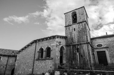 S. Nicola di Bari Kilisesi, kasabanın üst kısımlarına bakan silindirik şatonun antik şapelidir. Şu anki kilise 15. yüzyıla dayanıyor..