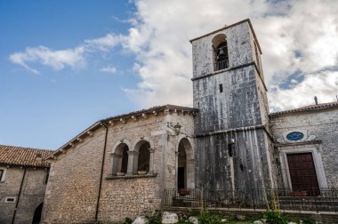 S. Nicola di Bari Kilisesi, kasabanın üst kısımlarına bakan silindirik şatonun antik şapelidir. Şu anki kilise 15. yüzyıla dayanıyor..