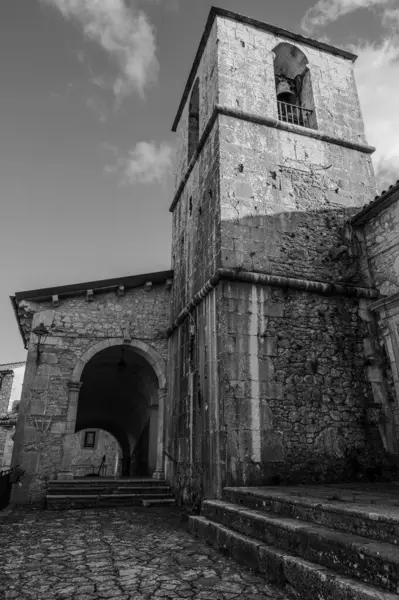 S. Nicola di Bari Kilisesi, kasabanın üst kısımlarına bakan silindirik şatonun antik şapelidir. Şu anki kilise 15. yüzyıla dayanıyor..