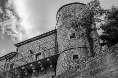 Angevin Kalesi 13. yüzyılda Angevinler tarafından köyün dağlık tepesinde inşa edildi. Sonraki dönemlerde kale Caldora ve Caracciolo ailelerine aitti..