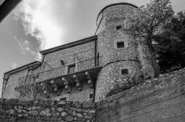 Angevin Kalesi 13. yüzyılda Angevinler tarafından köyün dağlık tepesinde inşa edildi. Sonraki dönemlerde kale Caldora ve Caracciolo ailelerine aitti..