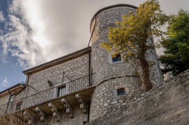 Angevin Kalesi 13. yüzyılda Angevinler tarafından köyün dağlık tepesinde inşa edildi. Sonraki dönemlerde kale Caldora ve Caracciolo ailelerine aitti..