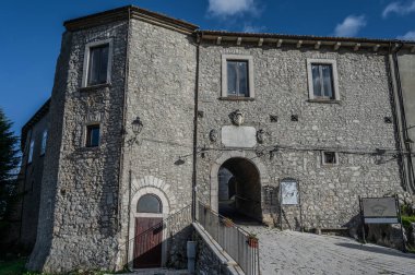 Angevin Kalesi 13. yüzyılda Angevinler tarafından köyün dağlık tepesinde inşa edildi. Sonraki dönemlerde kale Caldora ve Caracciolo ailelerine aitti..
