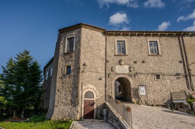 Angevin Kalesi 13. yüzyılda Angevinler tarafından köyün dağlık tepesinde inşa edildi. Sonraki dönemlerde kale Caldora ve Caracciolo ailelerine aitti..