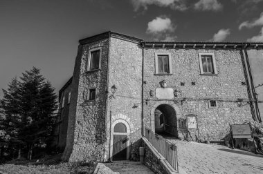 Angevin Kalesi 13. yüzyılda Angevinler tarafından köyün dağlık tepesinde inşa edildi. Sonraki dönemlerde kale Caldora ve Caracciolo ailelerine aitti..