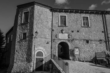 Angevin Kalesi 13. yüzyılda Angevinler tarafından köyün dağlık tepesinde inşa edildi. Sonraki dönemlerde kale Caldora ve Caracciolo ailelerine aitti..