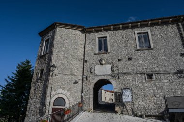 Angevin Kalesi 13. yüzyılda Angevinler tarafından köyün dağlık tepesinde inşa edildi. Sonraki dönemlerde kale Caldora ve Caracciolo ailelerine aitti..