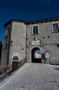 Angevin Kalesi 13. yüzyılda Angevinler tarafından köyün dağlık tepesinde inşa edildi. Sonraki dönemlerde kale Caldora ve Caracciolo ailelerine aitti..