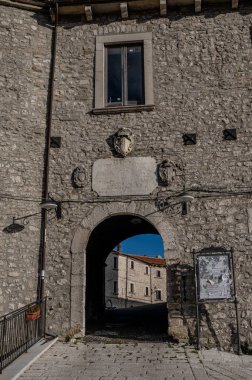 Angevin Kalesi 13. yüzyılda Angevinler tarafından köyün dağlık tepesinde inşa edildi. Sonraki dönemlerde kale Caldora ve Caracciolo ailelerine aitti..